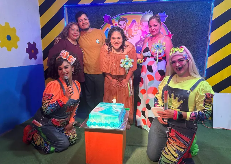 Celebración real en el salón, con animadoras y pastel