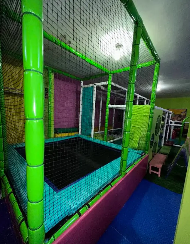 Corredor de juegos con malla de seguridad verde